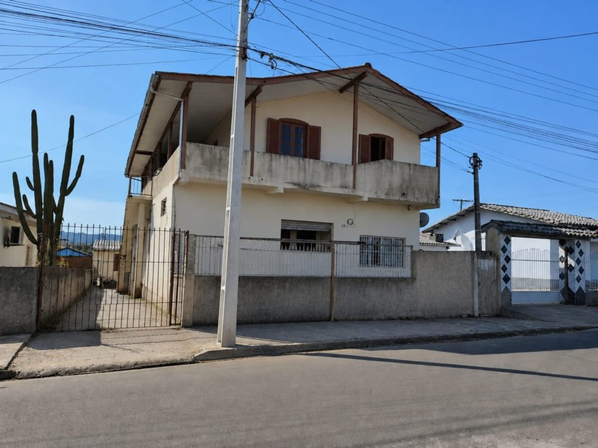 Sobrado residencial de dois pavimentos com processo de regularização concluído